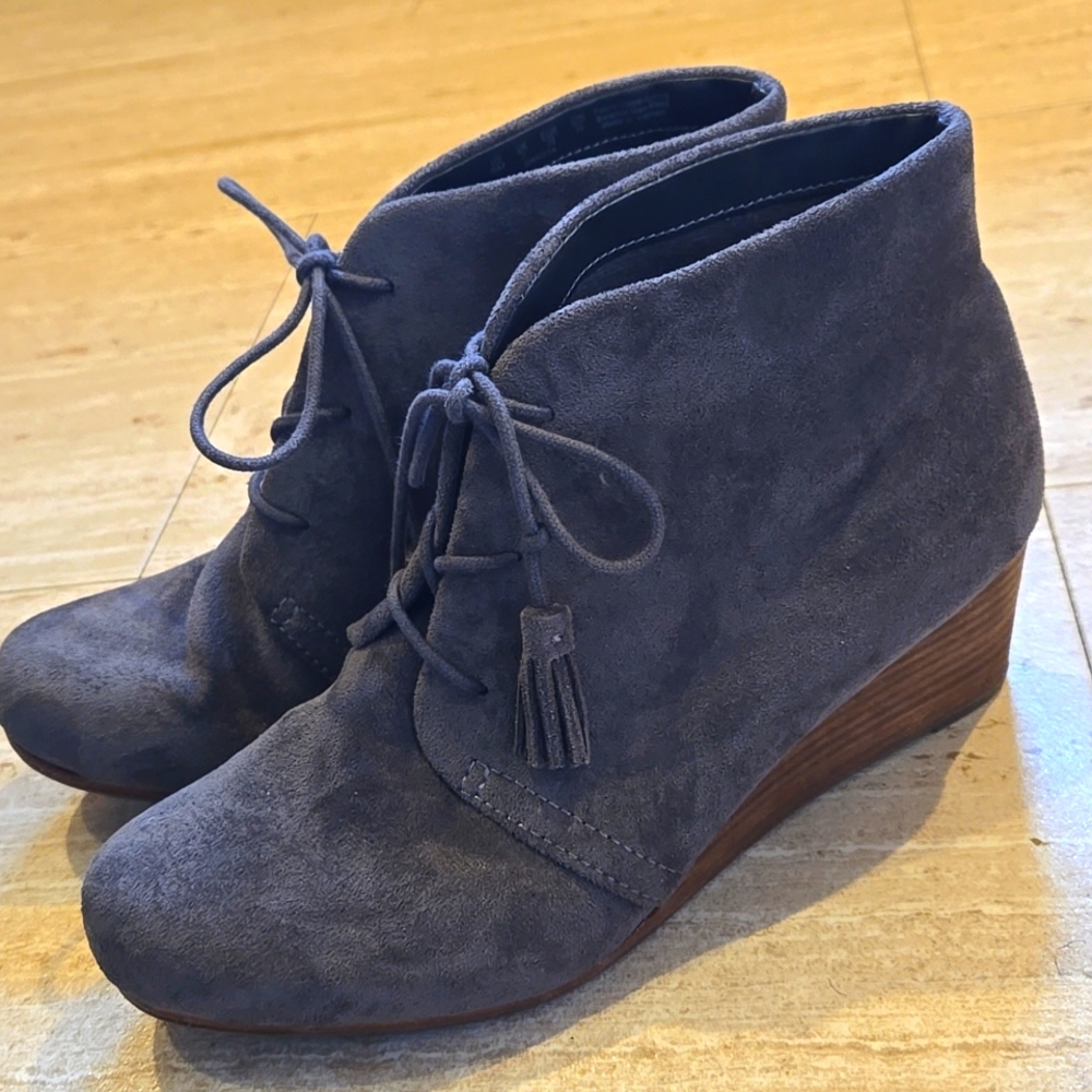 Dr. Scholl's Be Energized Foam Technology Gray Suede Dakota Ankle Wedge Booties